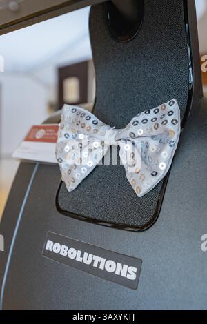 Primo piano di un elegante giro su un robot moderno, visite guidate interattive di personaggi robot di Robolutions, Pforzheim, Germania, Europa Foto Stock