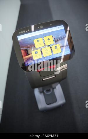 Primo piano di un robot con interfaccia utente interattiva e fotocamera, visite guidate interattive di personaggi robotici di Robolutions, Pforzheim, Germania Foto Stock