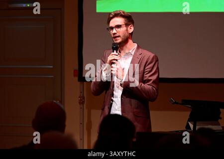 Lukas Natschinski bei seinem Gastspiel Rote Rosen - Erinnerungen an Gerd Natschinski im Gerhart-Hauptmann-Theater Görlitz-Zittau. Görlitz, 22.04.2025 *** Lukas Natschinski durante la sua performance ospite Rote Rosen Erinnerungen an Gerd Natschinski al Gerhart Hauptmann Theater Görlitz Zittau Görlitz, 22 04 2025 foto:XM.xWehnertx/xFuturexImagex natschinski 5429 Foto Stock