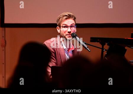 Lukas Natschinski bei seinem Gastspiel Rote Rosen - Erinnerungen an Gerd Natschinski im Gerhart-Hauptmann-Theater Görlitz-Zittau. Görlitz, 22.04.2025 *** Lukas Natschinski durante la sua performance ospite Rote Rosen Erinnerungen an Gerd Natschinski al Gerhart Hauptmann Theater Görlitz Zittau Görlitz, 22 04 2025 foto:XM.xWehnertx/xFuturexImagex natschinski 5431 Foto Stock