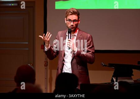 Lukas Natschinski bei seinem Gastspiel Rote Rosen - Erinnerungen an Gerd Natschinski im Gerhart-Hauptmann-Theater Görlitz-Zittau. Görlitz, 22.04.2025 *** Lukas Natschinski durante la sua performance ospite Rote Rosen Erinnerungen an Gerd Natschinski al Gerhart Hauptmann Theater Görlitz Zittau Görlitz, 22 04 2025 foto:XM.xWehnertx/xFuturexImagex natschinski 5430 Foto Stock