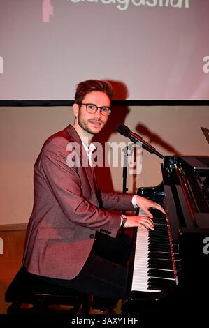 Lukas Natschinski bei seinem Gastspiel Rote Rosen - Erinnerungen an Gerd Natschinski im Gerhart-Hauptmann-Theater Görlitz-Zittau. Görlitz, 22.04.2025 *** Lukas Natschinski durante la sua performance ospite Rote Rosen Erinnerungen an Gerd Natschinski al Gerhart Hauptmann Theater Görlitz Zittau Görlitz, 22 04 2025 foto:XM.xWehnertx/xFuturexImagex natschinski 5432 Foto Stock