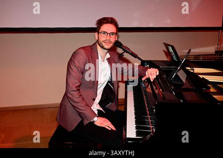 Lukas Natschinski bei seinem Gastspiel Rote Rosen - Erinnerungen an Gerd Natschinski im Gerhart-Hauptmann-Theater Görlitz-Zittau. Görlitz, 22.04.2025 *** Lukas Natschinski durante la sua performance ospite Rote Rosen Erinnerungen an Gerd Natschinski al Gerhart Hauptmann Theater Görlitz Zittau Görlitz, 22 04 2025 foto:XM.xWehnertx/xFuturexImagex natschinski 5434 Foto Stock