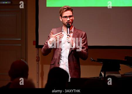 Lukas Natschinski bei seinem Gastspiel Rote Rosen - Erinnerungen an Gerd Natschinski im Gerhart-Hauptmann-Theater Görlitz-Zittau. Görlitz, 22.04.2025 *** Lukas Natschinski durante la sua performance ospite Rote Rosen Erinnerungen an Gerd Natschinski al Gerhart Hauptmann Theater Görlitz Zittau Görlitz, 22 04 2025 foto:XM.xWehnertx/xFuturexImagex natschinski 5428 Foto Stock