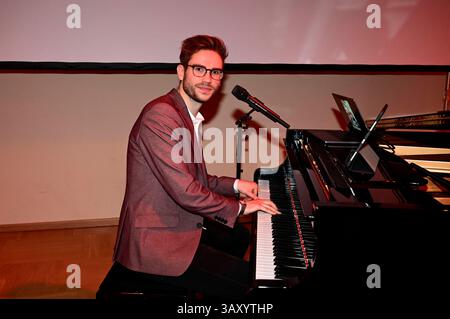 Lukas Natschinski bei seinem Gastspiel Rote Rosen - Erinnerungen an Gerd Natschinski im Gerhart-Hauptmann-Theater Görlitz-Zittau. Görlitz, 22.04.2025 *** Lukas Natschinski durante la sua performance ospite Rote Rosen Erinnerungen an Gerd Natschinski al Gerhart Hauptmann Theater Görlitz Zittau Görlitz, 22 04 2025 foto:XM.xWehnertx/xFuturexImagex natschinski 5433 Foto Stock