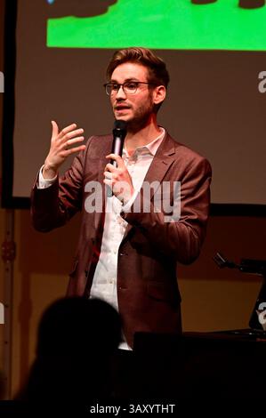 Lukas Natschinski bei seinem Gastspiel Rote Rosen - Erinnerungen an Gerd Natschinski im Gerhart-Hauptmann-Theater Görlitz-Zittau. Görlitz, 22.04.2025 *** Lukas Natschinski durante la sua performance ospite Rote Rosen Erinnerungen an Gerd Natschinski al Gerhart Hauptmann Theater Görlitz Zittau Görlitz, 22 04 2025 foto:XM.xWehnertx/xFuturexImagex natschinski 5427 Foto Stock