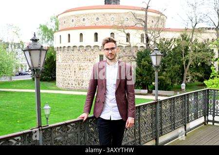 Lukas Natschinski bei seinem Gastspiel Rote Rosen - Erinnerungen an Gerd Natschinski im Gerhart-Hauptmann-Theater Görlitz-Zittau. Görlitz, 22.04.2025 *** Lukas Natschinski durante la sua performance ospite Rote Rosen Erinnerungen an Gerd Natschinski al Gerhart Hauptmann Theater Görlitz Zittau Görlitz, 22 04 2025 foto:XM.xWehnertx/xFuturexImagex natschinski 5425 Foto Stock