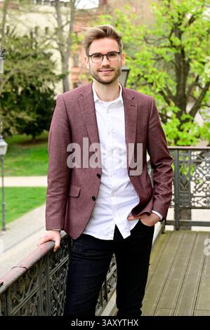 Lukas Natschinski bei seinem Gastspiel Rote Rosen - Erinnerungen an Gerd Natschinski im Gerhart-Hauptmann-Theater Görlitz-Zittau. Görlitz, 22.04.2025 *** Lukas Natschinski durante la sua performance ospite Rote Rosen Erinnerungen an Gerd Natschinski al Gerhart Hauptmann Theater Görlitz Zittau Görlitz, 22 04 2025 foto:XM.xWehnertx/xFuturexImagex natschinski 5422 Foto Stock