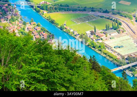 Vista aerea sulla città di Interlaken in Svizzera. Vista dal punto di vista più difficile di Kulm Foto Stock