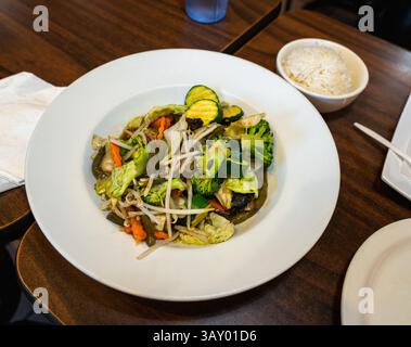 Verdure fritte in padella tailandese. Cavolo fritto, zucchine, broccoli, carote, funghi portobello, fagioli verdi, germoglio di soia. Foto Stock