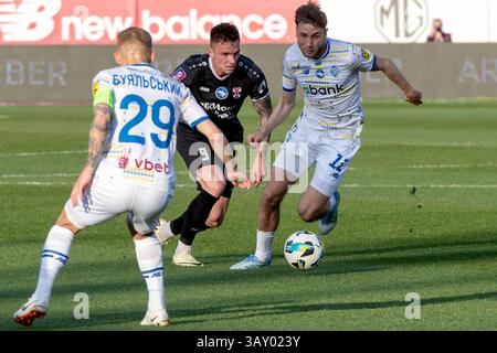 Non esclusiva: L'attaccante Denys Ustymenko (C) dell'FC Obolon Kiev è in azione con il centrocampista Vitalii Buialskii (L) e l'attaccante Vladyslav Vanat dell'FC Dyna Foto Stock