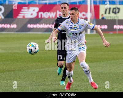 Non esclusivo: Il centrocampista Vladyslav Kabaiev (R) della Dinamo Kiev è in azione con il centrocampista Oleh Ilin dell'FC Obolon Kiev durante la Premie Ucraina Foto Stock