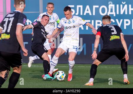 Non esclusivo: Il centrocampista Vladyslav Kabaiev (C) della Dinamo Kiev è in azione giocatori dell'FC Obolon Kyiv durante la partita di Premier League Ucraina Foto Stock