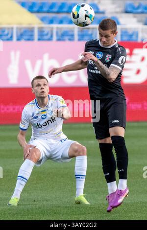 Non esclusiva: Il centrocampista Mykola Mykhailenko (L) della Dinamo Kiev è in azione con un giocatore dell'FC Obolon Kyiv durante la Premier League Ucraina ma Foto Stock
