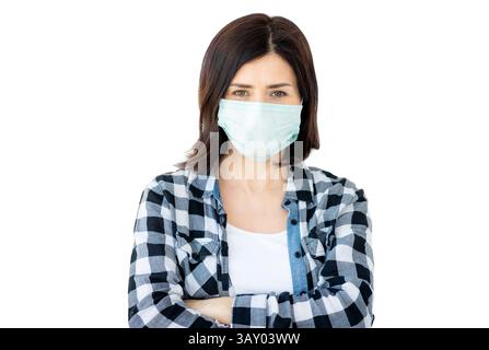Bella donna che indossa maschera medica isolata su Uno sfondo bianco Foto Stock