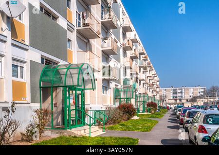 Moderno blocco di appartamenti nel quartiere Ozon in Rue Emile Georget, Châtellerault, Vienne (86), Francia. Foto Stock