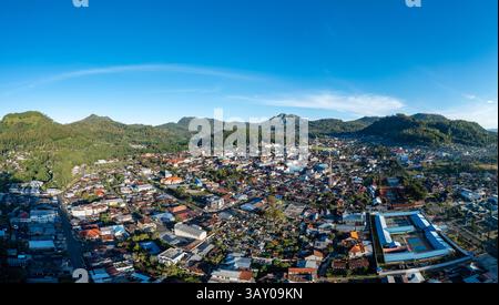 Vista panoramica della città di Bajawa, incastonata tra lussureggianti colline verdi a Flores, Nusa Tenggara Est, Indonesia. Foto Stock