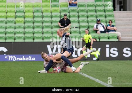 Melbourne, Australia. 19 aprile 2025. Melbourne, Australia, 19 aprile 2025 Chelsea Blissett (16 Brisbane Roar) difende il pallone da Nicki Flannery (11 Melbourne Victory) durante la partita femminile A-League tra Melbourne Victory e Brisbane Roar all'AAMI Park di Melbourne, Victoria, Australia. (Beck Hartley/SPP) credito: SPP Sport Press Photo. /Alamy Live News Foto Stock