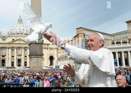 Papa Francesco con una colomba durante l'udienza generale settimanale in Piazza San Pietro, Vaticano, il 15 maggio 2013. Foto di (EV) Vatican Media/ABACAPRESS. COM credito: Abaca Press/Alamy Live News Foto Stock