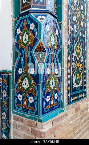 Arte tradizionale dell'Uzbekistan - motivo di piastrelle colorate sulle pareti del mausoleo Gur-Emir Foto Stock