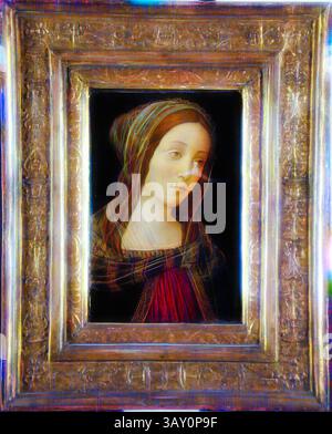 Una rappresentazione serena di una giovane donna dall'espressione gentile, incorniciata elegantemente. Indossa un velo e un indumento riccamente colorato, trasmettendo un senso di grazia e contemplazione. La cornice decorata esalta la bellezza senza tempo dell'opera. Sandro Botticelli, italiano, 1444 o 1445 - 1510, testa di un santo, XV/XVI secolo, vernice su pannello di legno, senza cornice: 17 7/8 x 13 1/8 pollici (45,4 x 33,3 cm), arte classica con un tocco moderno reinventata da Artotop Foto Stock