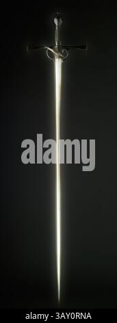 Una scintillante spada si erge in verticale, con la sua lama che riflette la luce in modo prominente, creando un bagliore etereo che mette in risalto il suo bordo affilato e l'elegante tacco. Lo sfondo è scuro, esaltando l'impressionante presenza della spada. Thrusting Sword, XVI secolo, Steel, arte classica con un tocco moderno reinventato da Artotop Foto Stock