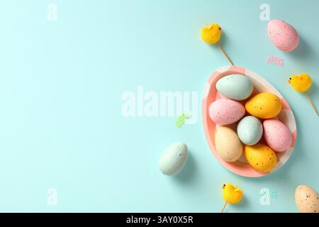 Modello banner buona Pasqua. Uova di Pasqua e piatto sotto forma di uovo di Pasqua su sfondo blu. Foto Stock