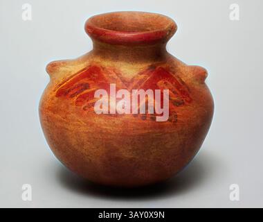 Una pentola in ceramica splendidamente realizzata con intricati disegni rossi raffiguranti le mani, che mostrano vibrante arte tribale e artigianato storico. Chiriqui, precolombiano, nave, tra il 1200 e il 1500, ceramica, totale: 9,8 x 10,2 x 10,2 cm (3 7/8 x 4 pollici), arte classica con un tocco moderno reinventato da Artotop Foto Stock