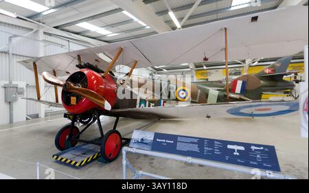 Vista della replica di F1 Sopwith Camel del 1977, in mostra nel Flight Shed, al Brooklands Museum di Weybridge Foto Stock