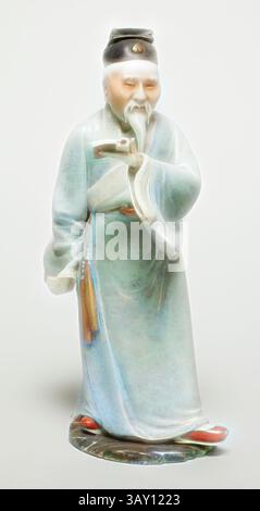 Una figura dettagliata di un uomo anziano vestito con abiti tradizionali, tenendo un piccolo uccello in una mano mentre gestiva con l'altra. La sua lunga barba e la sua espressione serena trasmettono saggezza e tranquillità, completata dalle vesti fluenti adornate con colori tenui., sconosciuto (cinese), Scholar, 1736/1795, 9 1/4 poll., arte classica con un tocco moderno reinventata da Artotop Foto Stock