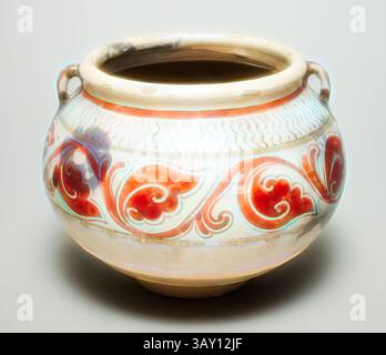 Una pentola in ceramica splendidamente realizzata con fantasie floreali dalle vivaci sfumature rosso e blu, caratterizzata da una forma liscia e arrotondata con due manici ai lati., sconosciuto (cinese), ciotola, fine XII secolo, gres con pigmenti di sottosmalto e smalto trasparente, 3/4 x 6 pollici, arte classica con un tocco moderno reinventato da Artotop Foto Stock