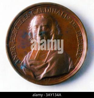 Un medaglione commemorativo con un ritratto del cardinale André-Hercules de Fleury, catturato in rilievo con intricati dettagli intorno ai bordi, che mostra la sua espressione dignitosa e il suo abbigliamento clericale., Jacques Antoine Dassier, francese, 1715-1759, cardinale de Fleury, 1736, rame bronzo, diametro: 1/8 poll., arte classica con un tocco moderno reinventata da Artotop Foto Stock