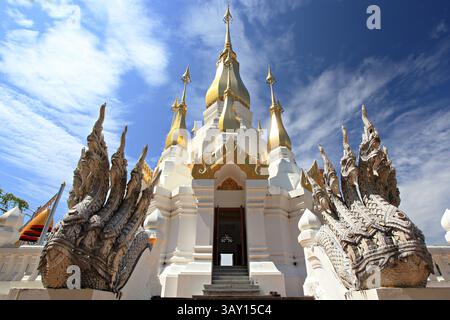 Scenografico presso il Tempio Wat Tham Khuha Sawan, un'attrazione turistica nel distretto di Khong Chiam, provincia di Ubon Ratchathani, Thailandia Foto Stock