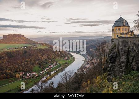 Il fiume Elba nella valle tra le montagne della Svizzera sassone. Vista dal castello sulla montagna del fiume e della torre su una nuvolosa Foto Stock