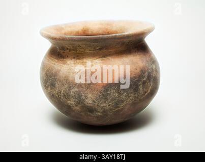 Una pentola di ceramica splendidamente realizzata, con linee morbide e curve e una tavolozza morbida e terrosa che ne esalta il fascino organico. Cooking Pot, i/X secolo, Terracotta, 6 1/8 x 5 1/8 poll., arte classica con un tocco moderno reinventata da Artotop Foto Stock