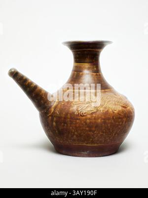 Una pentola in ceramica splendidamente lavorata con un corpo graziosamente ricurvo e un beccuccio lungo e stretto, decorato con intricati motivi di drago. Il design mette in mostra un mix di arte e funzionalità, mettendo in risalto l'artigianalità coinvolta nella sua creazione., sconosciuto (cinese), vaschetta di raccolta (Kendi), 960/1279, gres, altezza: 7/8 poll. (17,5 cm), arte classica con un tocco moderno reinventata da Artotop Foto Stock