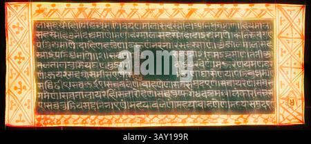 Un intricato manoscritto che mostra la scrittura tradizionale circondata da disegni ornati e vivaci confini, che riflettono il significato culturale e storico., sconosciuto (indiano), Kalpa Sutra, XVI secolo, arte classica con un tocco moderno reinventato da Artotop Foto Stock