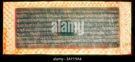 Un'antica iscrizione adornata da disegni intricati, con una scrittura che trasmette significato storico o religioso, incorniciata da motivi decorativi di confine., sconosciuto (indiano), Kalpa Sutra, XVI secolo, arte classica con un tocco moderno reinventato da Artotop Foto Stock