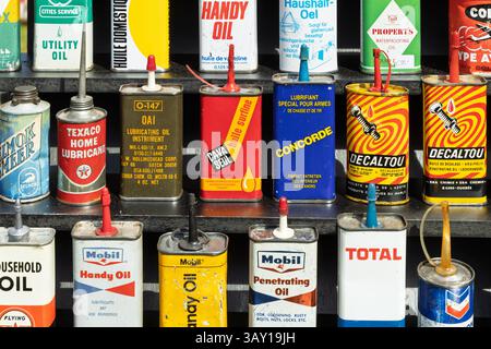 Den Bosch, Paesi Bassi - 12 maggio 2024: Assortimento di lattine vintage con olio di lubrificazione domestica a Den Bosch, Paesi Bassi Foto Stock
