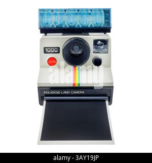 Dieren, Paesi Bassi - 27 ottobre 2023: Antica fotocamera istantanea Polaroid con flash e fotografia vuota davanti a uno sfondo bianco Foto Stock