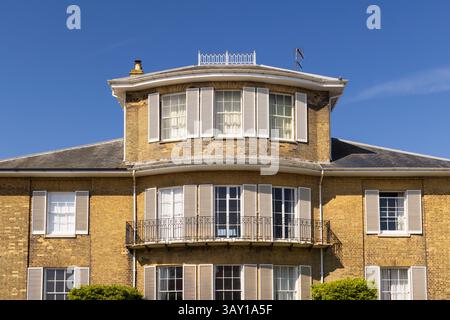 Le finestre della baia su Regency House, South Green Southwold, Suffolk. REGNO UNITO. Edificio classificato di grado 2. Foto Stock