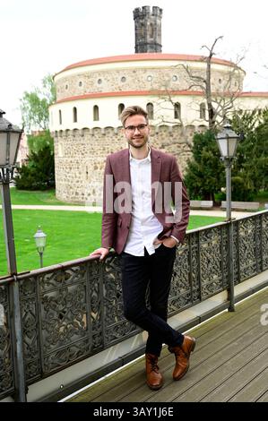 Lukas Natschinski bei seinem Gastspiel Rote Rosen - Erinnerungen an Gerd Natschinski im Gerhart-Hauptmann-Theater Görlitz-Zittau. Görlitz, 22.04.2025 Sachsen deutschland *** Lukas Natschinski durante la sua performance ospite Rote Rosen Erinnerungen an Gerd Natschinski al Gerhart Hauptmann Theater Görlitz Zittau Görlitz, 22 04 2025 Sassonia Germania Copyright: XMatthiasxWehnertx Foto Stock