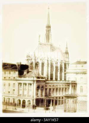 Una storica cattedrale gotica con intricate guglie e architettura dettagliata si erge maestosamente tra eleganti edifici, che mostrano una miscela di arte e grandezza. L'atmosfera serena è impreziosita dall'architettura circostante, creando un'affascinante scena urbana., Édouard Baldus, French, 1813-1889, Sainte-Chapelle, Parigi, tra il 1860 e il 1870, stampa albume dal collodion su vetro negativo, immagine: 10 1/2 x 8 pollici (26,7 x 20,3 cm), arte classica con un tocco moderno reinventata da Artotop Foto Stock