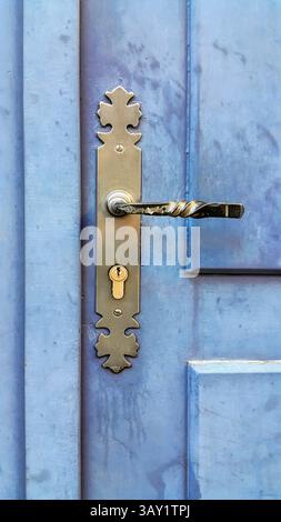 Porta in legno blu vintage con maniglia metallica e serratura, Troyes, Francia Foto Stock
