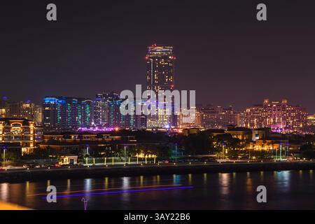 Dubai, Emirati Arabi Uniti - 31 dicembre 2024: Una vista mozzafiato dei fuochi d'artificio che illuminano lo skyline di Dubai mentre la folla si riunisce per dare il benvenuto al nuovo anno in uno spettacolo Foto Stock