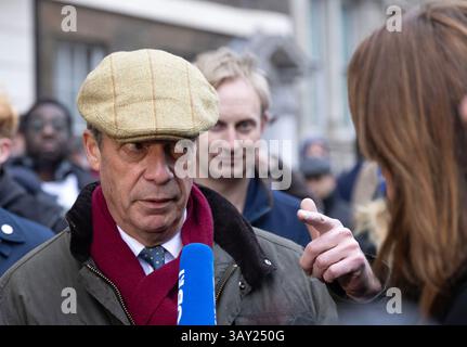 Nigel Farage. Leader di Reform UK, parla ai media mentre i trattori scendono a Westminster a Londra per protestare contro le modifiche alla tassa di successione. Foto Stock
