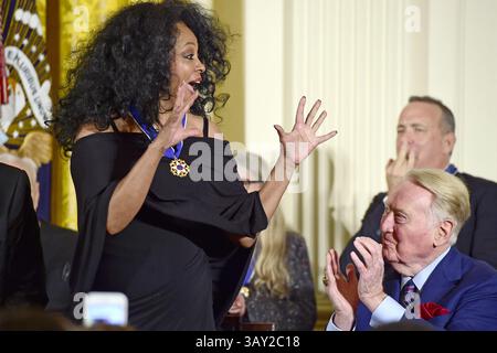 22 novembre 2016 - Washington, District of Columbia, Stati Uniti d'America - la cantante Diana Ross mostra la sua emozione dopo aver ricevuto la Medaglia presidenziale della libertà dal presidente degli Stati Uniti Barack Obama durante una cerimonia nella East Room della Casa Bianca a Washington, DC martedì 22 novembre 2016. Il collega, l'emittente Vin Scully, applaude sulla destra. La Medaglia presidenziale della libertà è la più alta onorificenza civile del nationÂ..credito: Ron Sachs / CNP (immagine di credito: © Ron Sachs/CNP via ZUMA Wire) Foto Stock