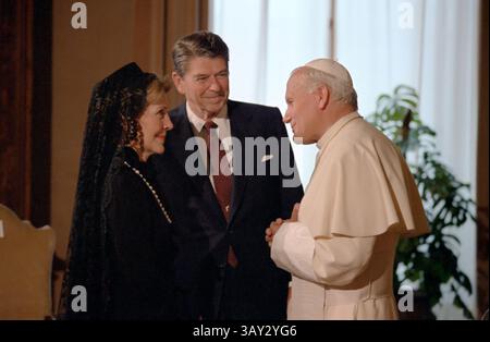 Papa Giovanni Paolo II e l'allora presidente degli Stati Uniti Ronald Reagan (nella foto con sua moglie Nancy) si incontrarono nel giugno 1982; sia Papa Giovanni Paolo II che Reagan furono accreditati di aver contribuito alle rivoluzioni del 1989, che portarono alla caduta del comunismo e alla fine della guerra fredda due anni dopo, nel 1991. Foto Stock