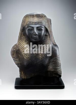 Un'antica scultura egiziana raffigurante una figura con intricati dettagli nel copricapo e nel volto, che mostra l'arte e il significato culturale del suo tempo. La figura è presentata su una base elegante, enfatizzando la sua importanza storica. Egiziano, Nebwenenef, Sommo sacerdote di Amon, tra il 1290 e il 1275 a.C., granito nero, complessivo (solo oggetto): 14 5/8 x 11 x 7 7/8 pollici (37,1 x 27,9 x 20 cm), arte classica con un tocco moderno reimmaginato da Artotop Foto Stock