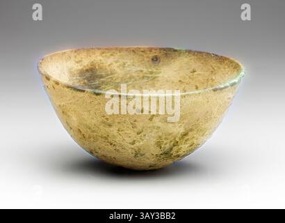 Una ciotola liscia e poco profonda con una superficie leggermente ruvida, che mostra toni terrosi e sottili variazioni di colore, poggiata su uno sfondo neutro. Etrusco, Bronze Bowl, II o metà i secolo a.C., bronzo, totale: 3 x 6 1/2 pollici (7,6 x 16,5 cm), arte classica con un tocco moderno reinventato da Artotop Foto Stock